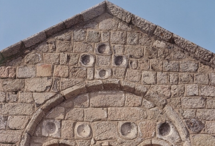 Olbia (Olbia-Tempio), Chiesa di San Simplicio, esterno: particolare degli alloggi per bacini ceramici in facciata