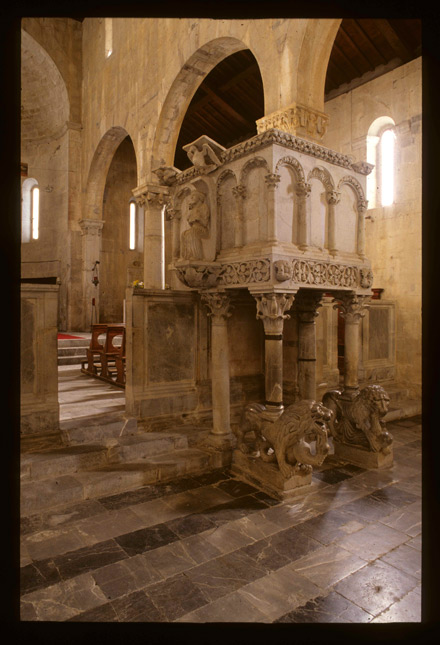 Pieve di Brancoli (Lucca), chiesa di S. Giorgio, interno: pulpito.