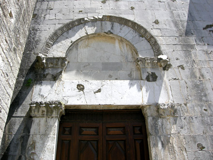Pieve di Brancoli (Lucca), chiesa di S. Giorgio, facciata: portale.