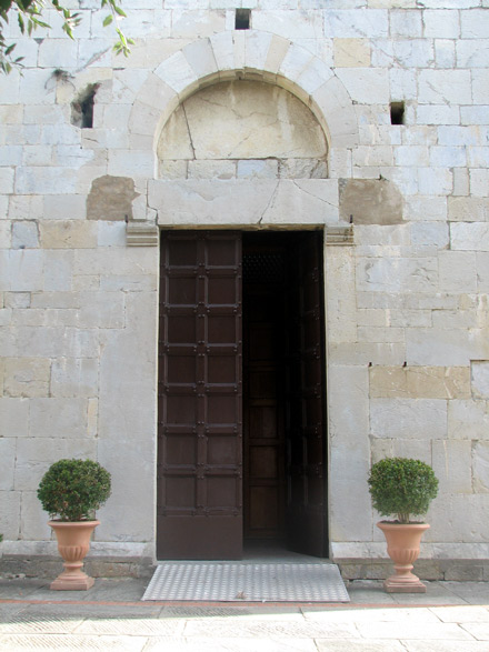 Pieve a Elici (Lucca), chiesa di S. Pantaleone, facciata: portale maggiore.