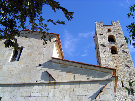 Pieve a Elici (Lucca), chiesa di S. Pantaleone, particolare della facciata.