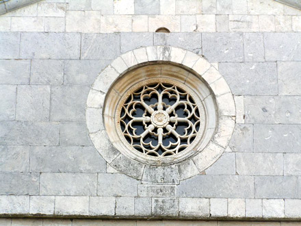 'La Cappella (Lucca), chiesa di S. Martino, facciata: rosone detto ''Occhio di Michelangelo''.'