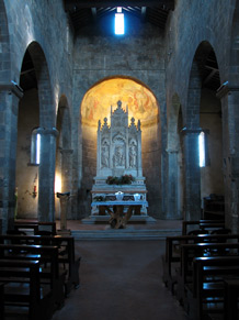 Pieve a Elici (Lucca), chiesa di S. Pantaleone, interno.