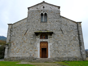 Camaiore (Lucca), badia di S. Pietro, facciata.