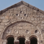 Olbia (Olbia-Tempio), Chiesa di San Simplicio, esterno: particolare degli alloggi per bacini ceramici in facciata