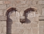 Olbia (Olbia-Tempio), Chiesa di San Simplicio, esterno: particolare degli archetti pensili in facciata