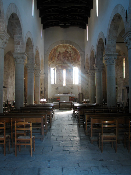 Valdicastello (Lucca), église de S. Giovanni Battista et S. Felicita, intérieur.