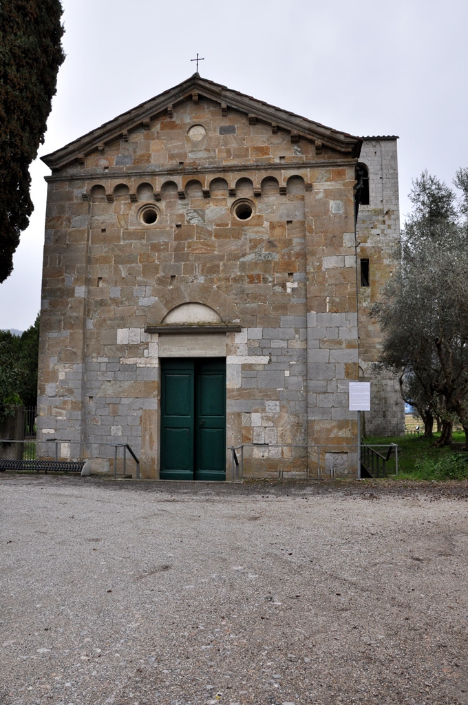 La Pieve di Santa Giulia di Caprona: un Tesoro Romanico nel Cuore