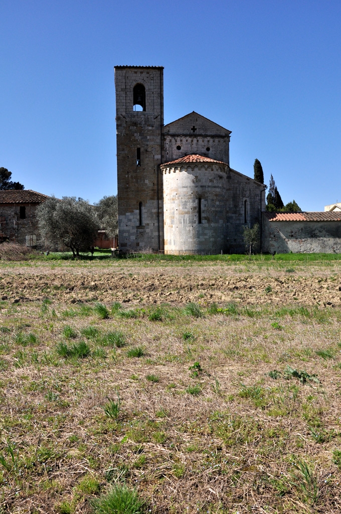 La Pieve di Santa Giulia di Caprona: un Tesoro Romanico nel Cuore